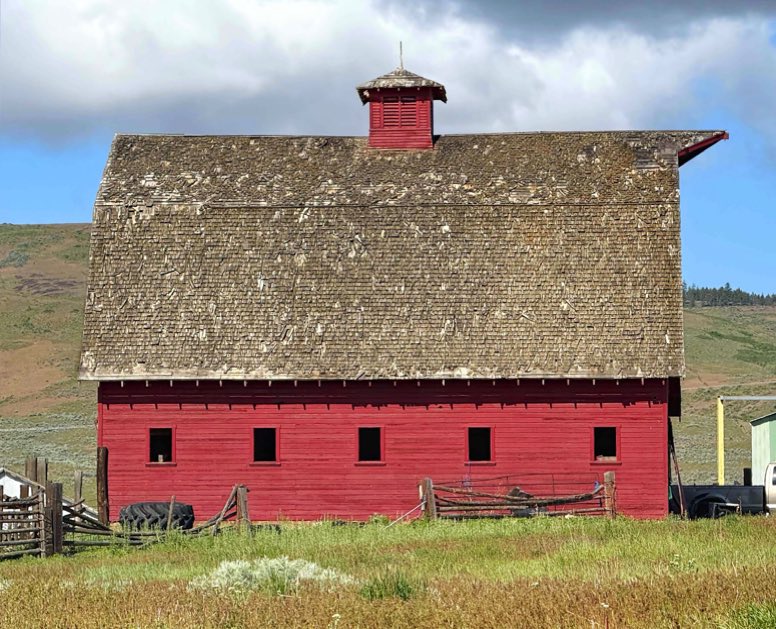 Red barn on the Waterville Plateau in Washington state, Jeff King Photography, iPhone 16 Pro, old barn on the Waterville Plateau